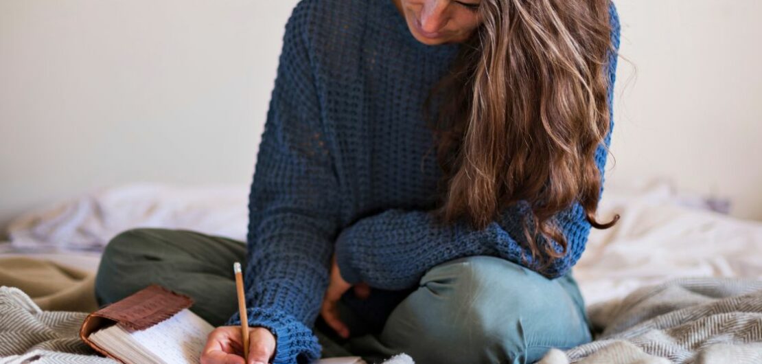 Regelmäßiges Schreiben in einem Journal oder Tagebuch kann dabei helfen, mehr Klarheit in das Leben zu bringen und macht es leichter, Veränderungen im Leben herbeizuführen. Es ist einfacher, reflektierte Entscheidungen zu treffen, um ein besseres Leben zu erschaffen. Hier sind fünf Tipps, wie man das Journaling zur Veränderung nutzen kann: